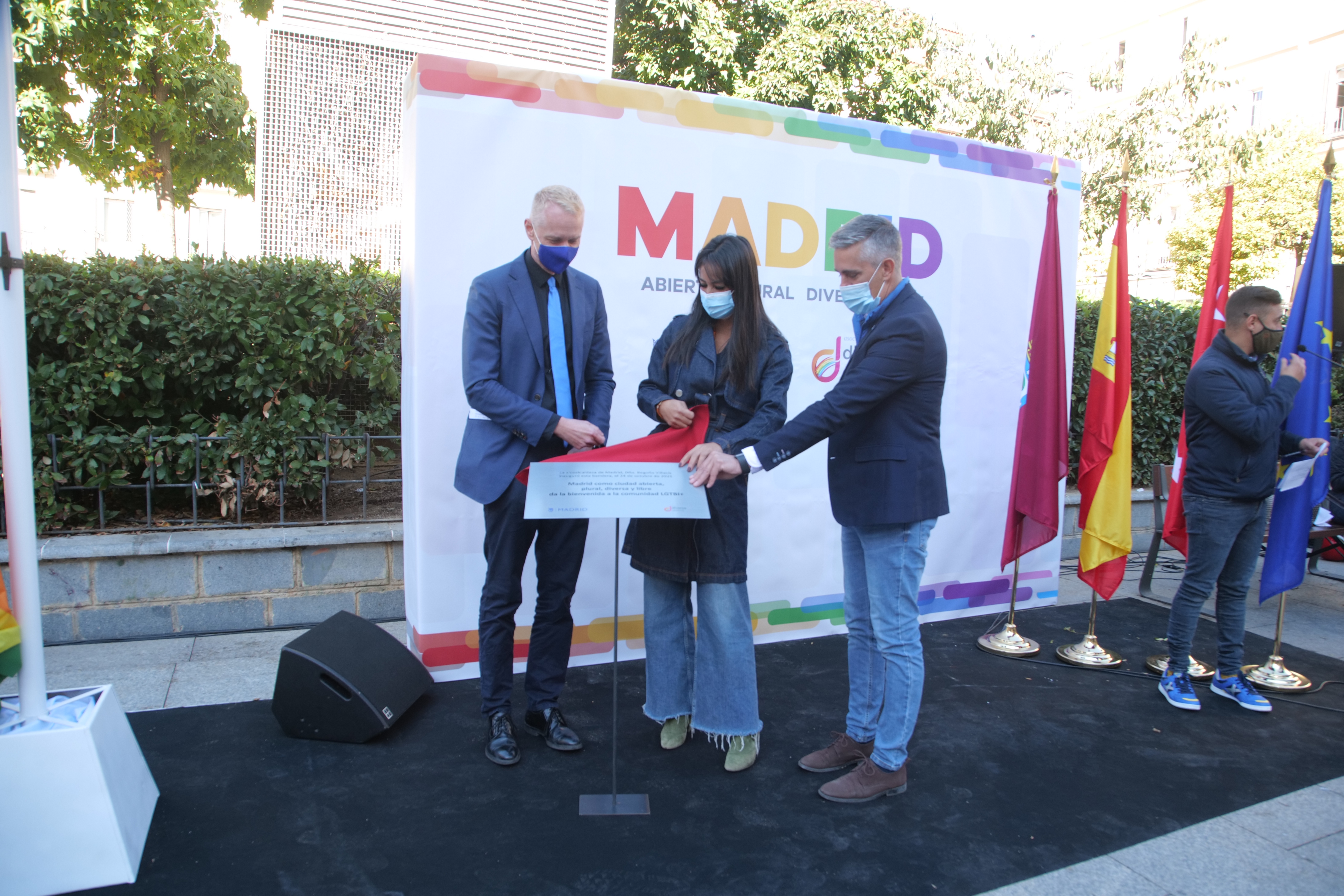 Bego&ntilde;a Villac&iacute;s, vicealcaldesa de Madrid, en el izado de la bandera LGTBI